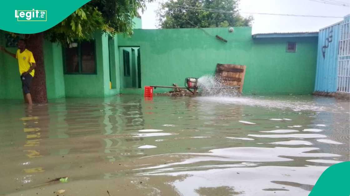 Rundunar 'yan sanda ta ce ta tura tawaga wuraren da ambaliyar ta shafa don ceto wadanda suka makale Rundunar 'yan sanda ta ce ta tura tawaga wuraren da ambaliyar ta shafa don ceto wadanda suka makale