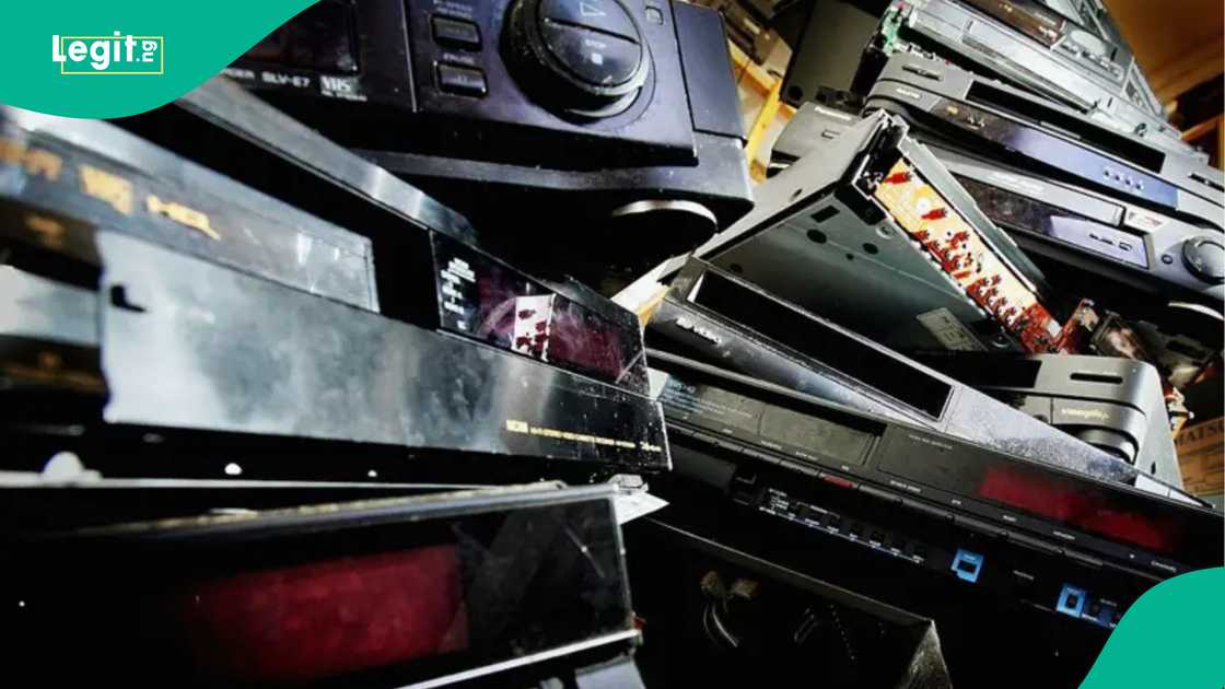 Kasuwar sayar da DVD/CD ta durkushe saboda zuwan YouTube, Netflix da sauransu. Kasuwar sayar da DVD/CD ta durkushe saboda zuwan YouTube, Netflix da sauransu.