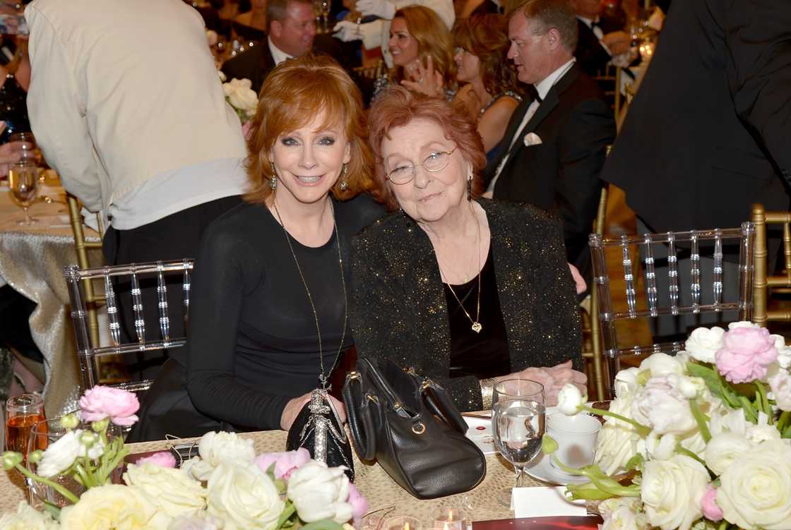 Reba McEntire and her mother Jacqueline Smith McEntire Reba McEntire and her mother Jacqueline Smith McEntire