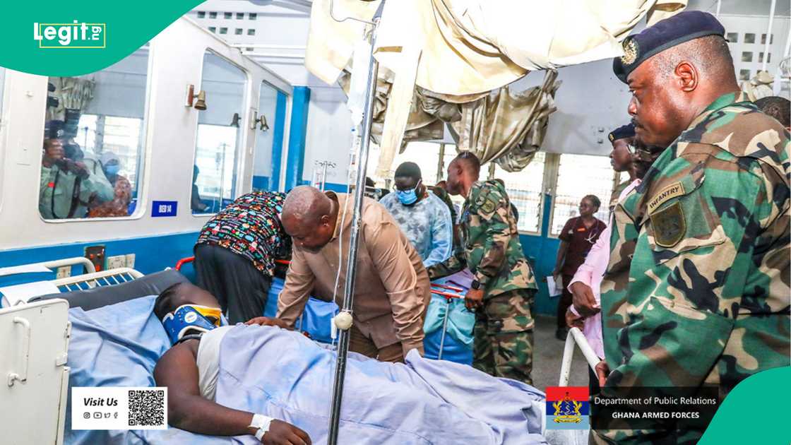 Shugaban kasar Ghana, John Mahama ya ziyarci wadanda suka jikkata a turmutsutsun daukar aikin soja. Shugaban kasar Ghana, John Mahama ya ziyarci wadanda suka jikkata a turmutsutsun daukar aikin soja.