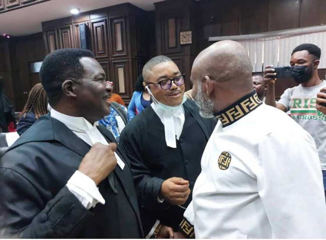 Nnamdi Kanu's trial: police disperse Sowore, others with ‘tear gas’, bullets Nnamdi Kanu's trial: police disperse Sowore, others with ‘tear gas’, bullets