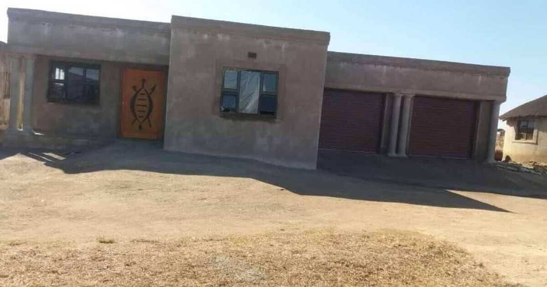 Mzansi man thanks his mom for life by building her a beautiful home Mzansi man thanks his mom for life by building her a beautiful home