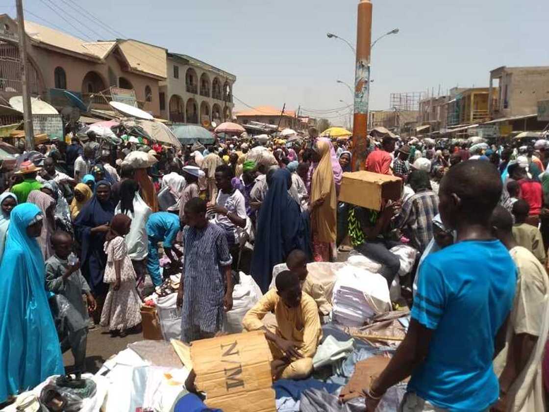 Korona: 'Yan kasuwan Kano sun koma sayar da kayayyaki a unguwanni saboda dokar kulle Korona: 'Yan kasuwan Kano sun koma sayar da kayayyaki a unguwanni saboda dokar kulle