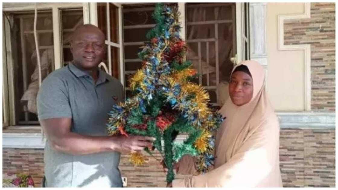 Wata mata Musulma ta kawata gidan fasto don bikin Kirisimeti a Kaduna Wata mata Musulma ta kawata gidan fasto don bikin Kirisimeti a Kaduna