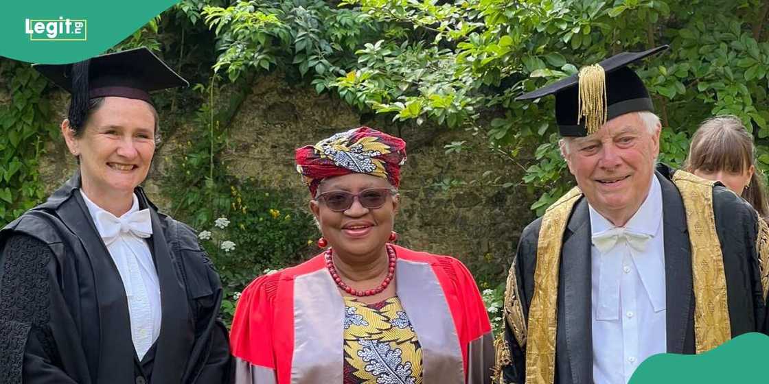 Okonjo-Iweala with Oxford University staff Okonjo-Iweala with Oxford University staff