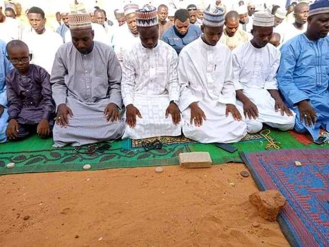 Dalilinmu na yin Sallar Idi ranar Juma'a bayan yin azumi 28 - 'Yan Shi'a Dalilinmu na yin Sallar Idi ranar Juma'a bayan yin azumi 28 - 'Yan Shi'a