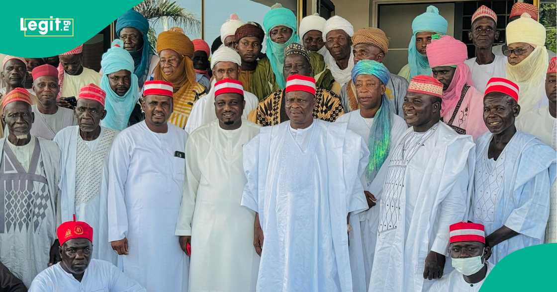 Kwankwaso da tawagar magoya bayansa.