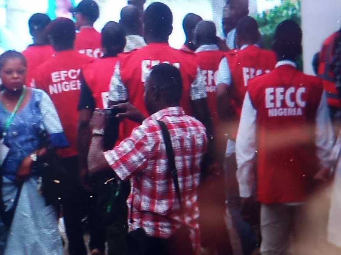 Da duminsa: EFCC suna "aikin sirri" a filin zaben fidda gwani na APC, Majiya ta tabbatar Da duminsa: EFCC suna "aikin sirri" a filin zaben fidda gwani na APC, Majiya ta tabbatar