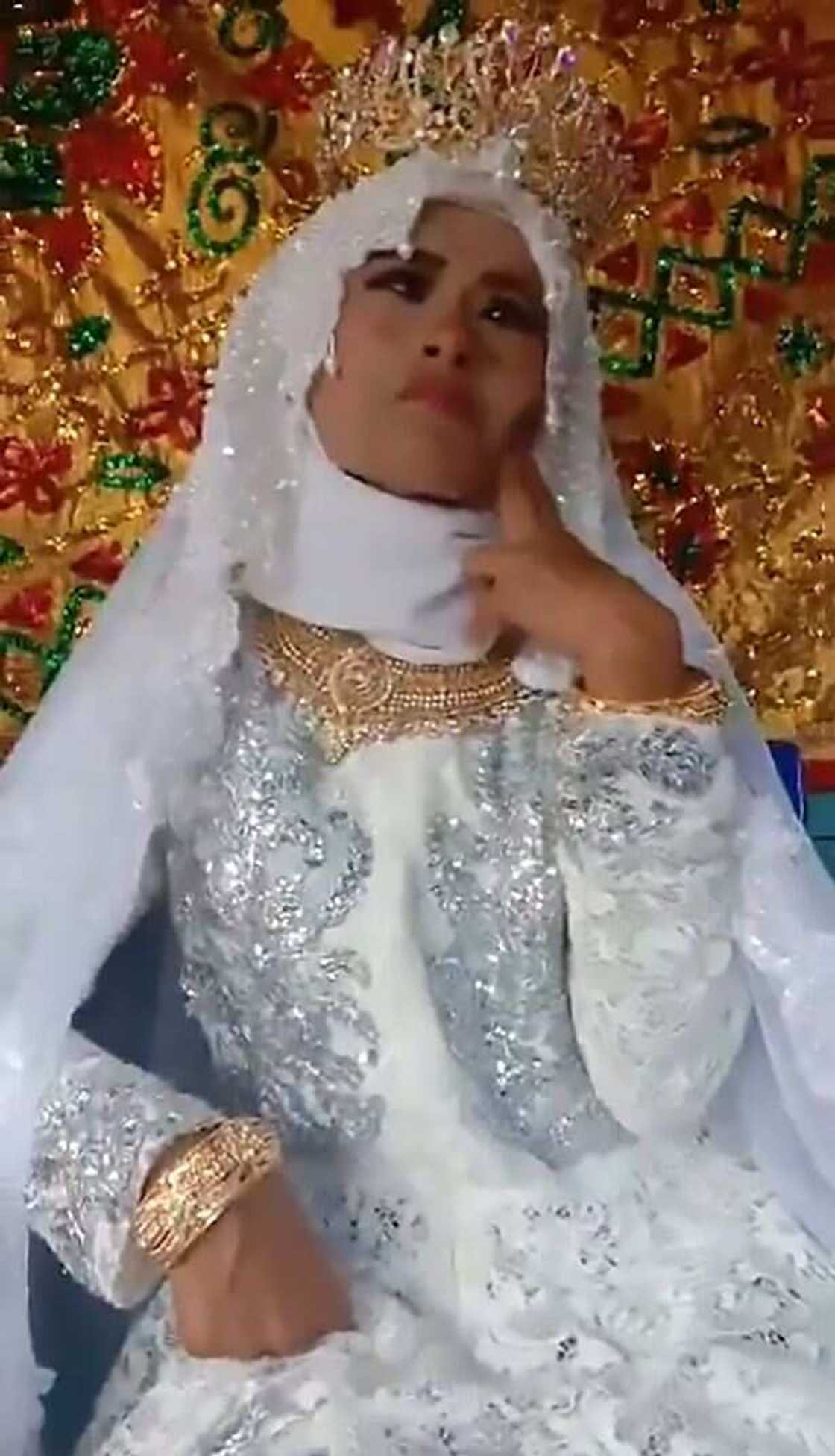 Tsoho mai shekaru fiye da 100 ya auri budurwa 'yar 20 (Hotuna) Tsoho mai shekaru fiye da 100 ya auri budurwa 'yar 20 (Hotuna)