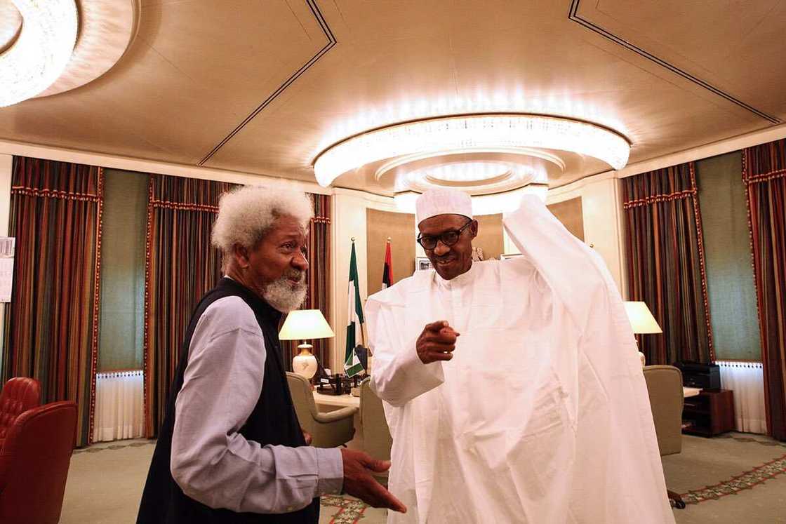 Yaki da rashin gaskiya: Shugaban kasa Buhari ya sallama inji Wole Soyinka Yaki da rashin gaskiya: Shugaban kasa Buhari ya sallama inji Wole Soyinka