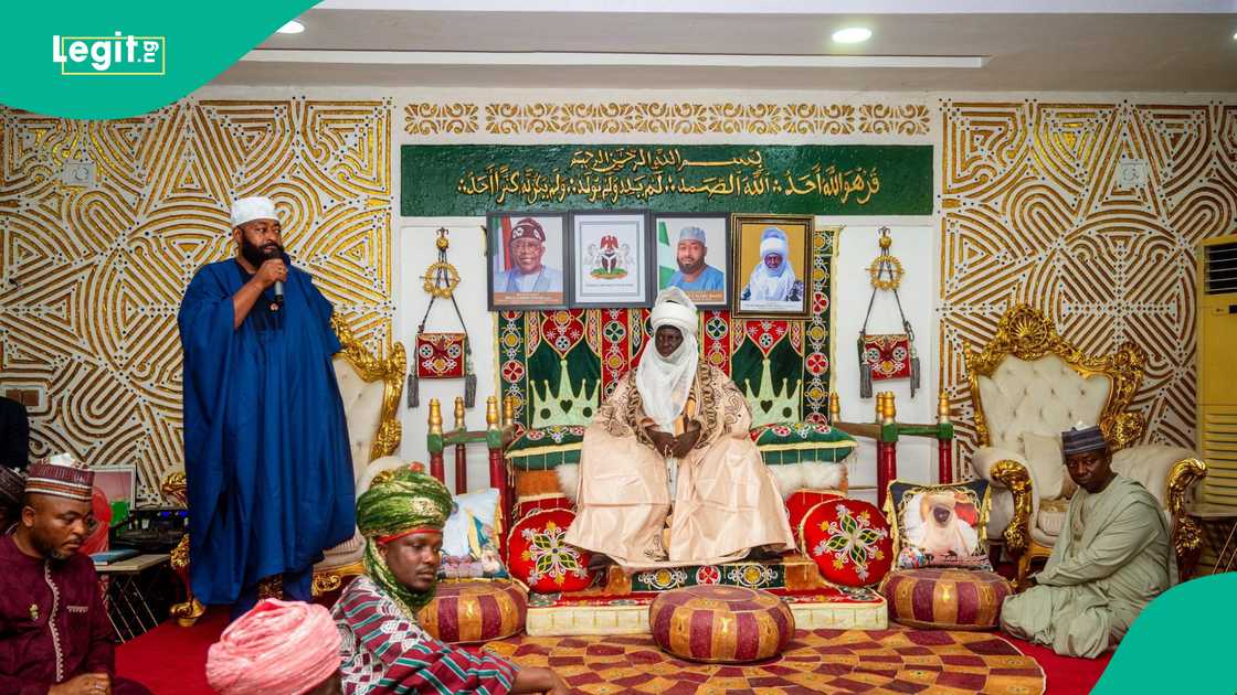 Gwamna Umaru Bago a fadar Borgu Gwamna Umaru Bago a fadar Borgu