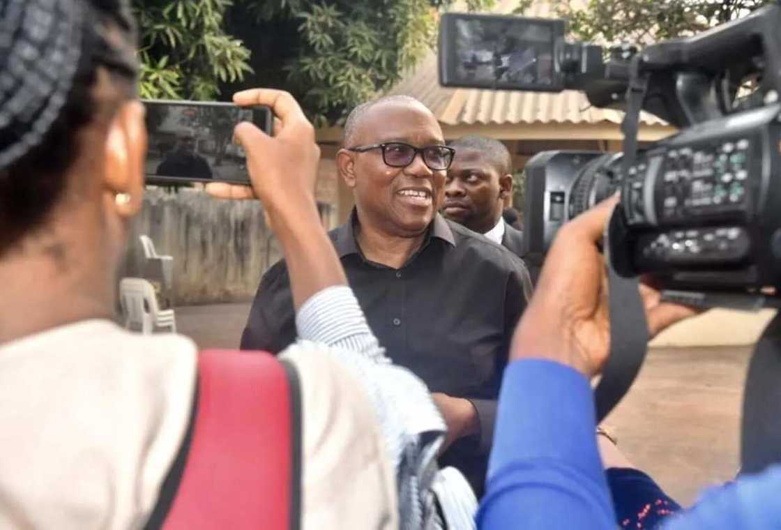 Peter Obi yana jawabi ga manema labarai a rumfar zabensa