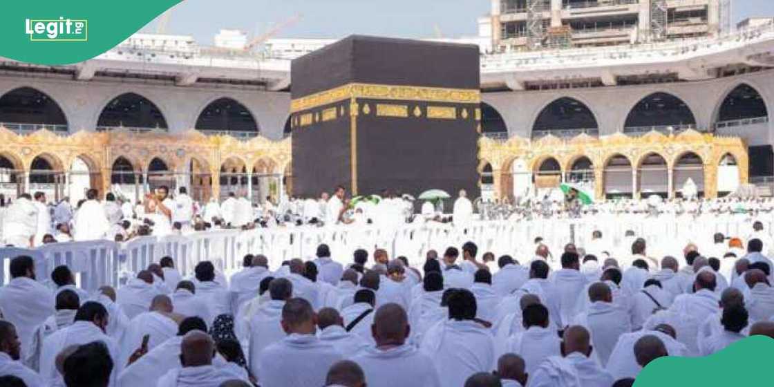 Alhazai a gaban Ka'aba.