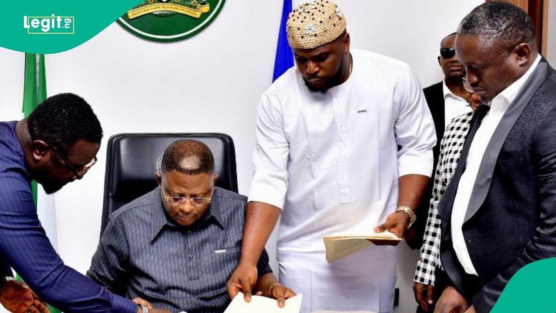 Gwamnan jihar Cross Rivers, Bassey Otu ya fara biyan ma'aikata sabon albashin N70,000 Gwamnan jihar Cross Rivers, Bassey Otu ya fara biyan ma'aikata sabon albashin N70,000