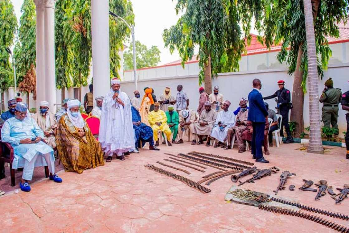 Hotunan miyagun makaman da Zikwi tare da yaransa 2 suka mika ga Matawalle Hotunan miyagun makaman da Zikwi tare da yaransa 2 suka mika ga Matawalle