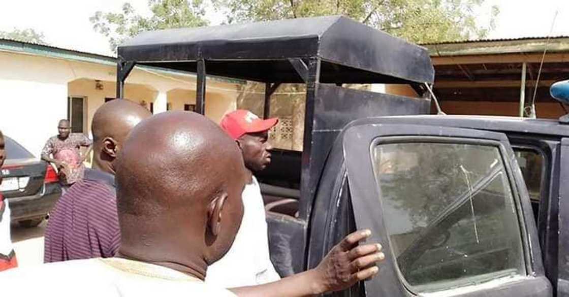 Mataimakin gwamnan jahar Kano ya yi ram da fitaccen dan jagaliyan siyasa a Kano Mataimakin gwamnan jahar Kano ya yi ram da fitaccen dan jagaliyan siyasa a Kano