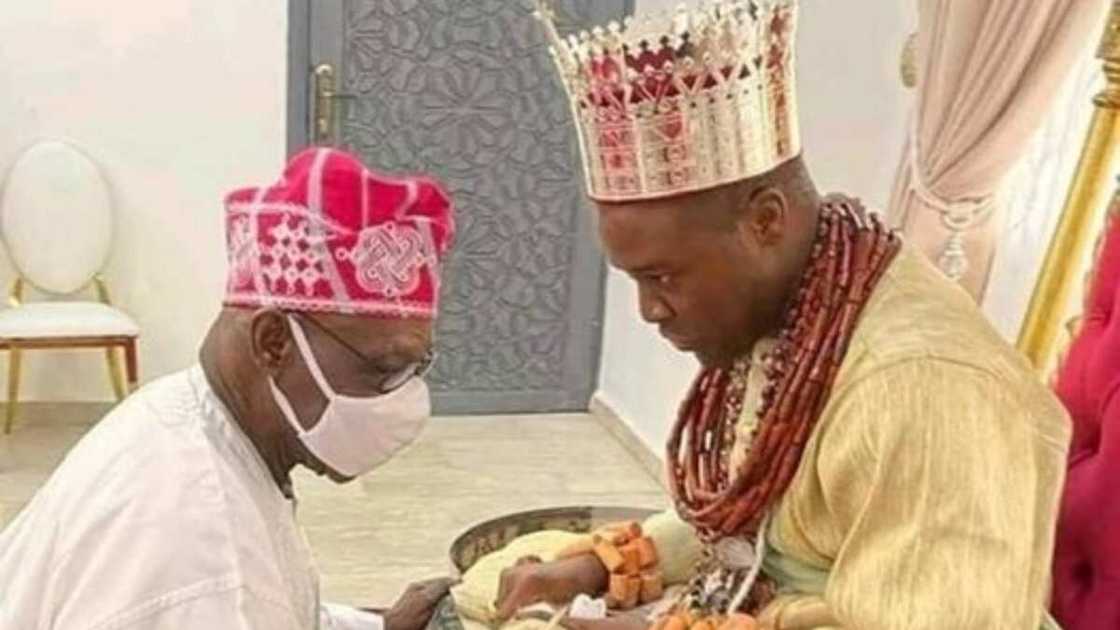 Ogiame Atuwatse III: Photo Emerges as Obasanjo Goes on His Knees to Pay Homage to New Olu of Warri Ogiame Atuwatse III: Photo Emerges as Obasanjo Goes on His Knees to Pay Homage to New Olu of Warri