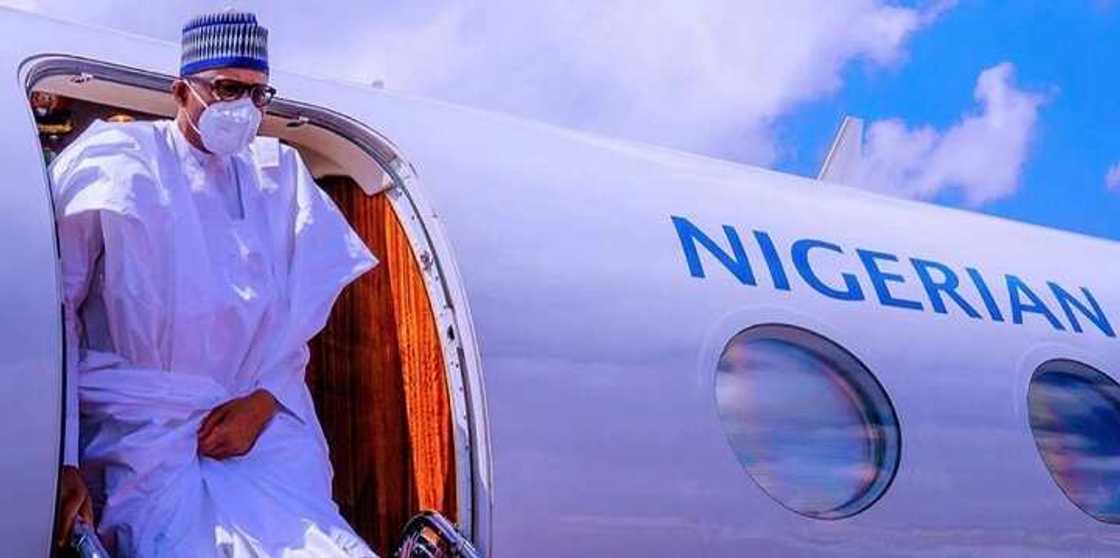 Buhari yayin da ya sauka a birnin Bamako
Hoto daga fadar shugaban kasa @BashirAhmaad Buhari yayin da ya sauka a birnin Bamako
Hoto daga fadar shugaban kasa @BashirAhmaad