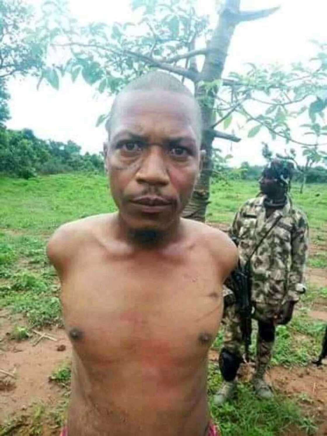 Idan kaji ana ki gudu, sa gudu ne bai zo ba: Kalli yadda Sojoji suka kama shugaban masu garkuwa Idan kaji ana ki gudu, sa gudu ne bai zo ba: Kalli yadda Sojoji suka kama shugaban masu garkuwa