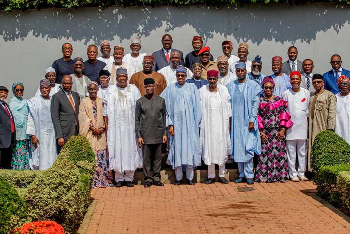 Shugaba Buhari ya jagorancin taron FEC na karshe da ministoci 31 (Hotuna) Shugaba Buhari ya jagorancin taron FEC na karshe da ministoci 31 (Hotuna)