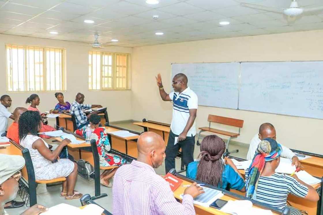 Ilimi gishirin zaman duniya: Mataimakin gwamnan Kogi ya koma makaranta Ilimi gishirin zaman duniya: Mataimakin gwamnan Kogi ya koma makaranta