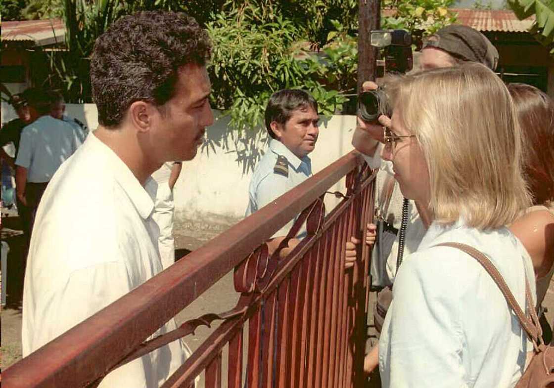 Simon Teihotu Brando (Gauche) Simon Teihotu Brando (Gauche)