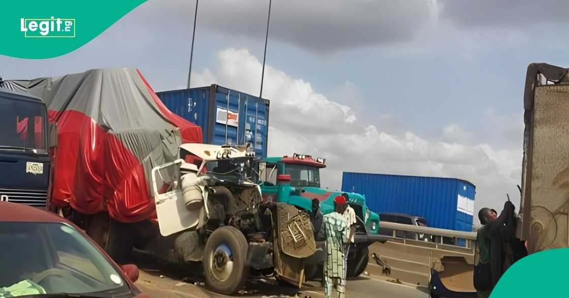 A devastating crash on the Lagos-Ibadan expressway has resulted in several fatalities and numerous injuries. A devastating crash on the Lagos-Ibadan expressway has resulted in several fatalities and numerous injuries.