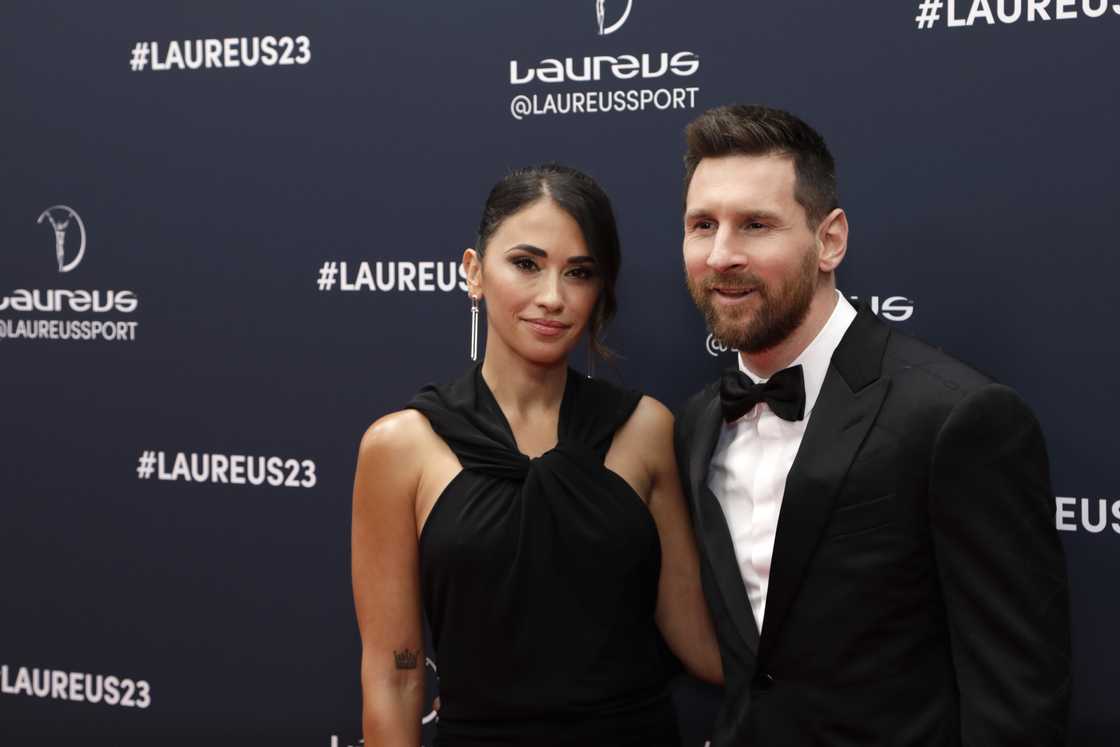 Photo of Lionel Messi's wife spying on him holding phone goes viral Photo of Lionel Messi's wife spying on him holding phone goes viral