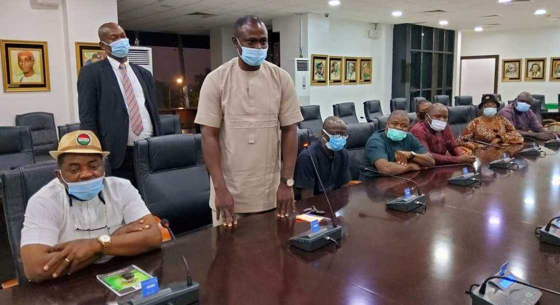 Enugu workers pay Thank-you visit to Ugwuanyi over ongoing construction of secretariats Enugu workers pay Thank-you visit to Ugwuanyi over ongoing construction of secretariats