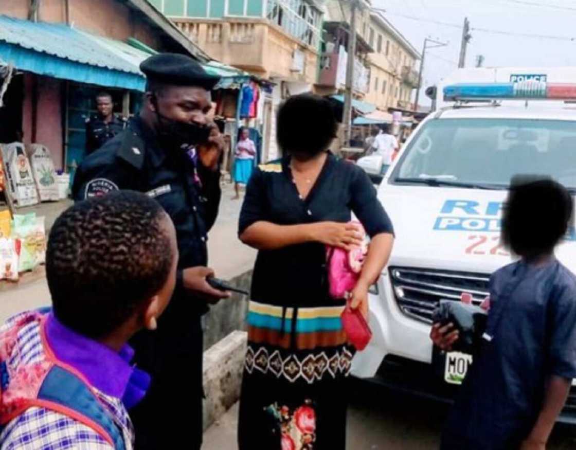 'Yan sanda sun bi matar da ta yadda N115,000 ba tare da sani ba, sun kai mata 'Yan sanda sun bi matar da ta yadda N115,000 ba tare da sani ba, sun kai mata