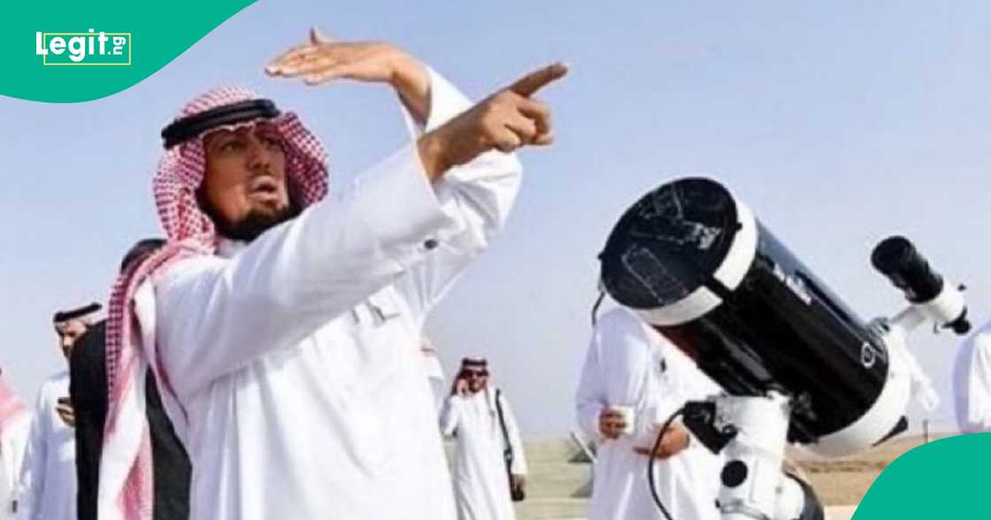 Masu duban wata. Masu duban wata.