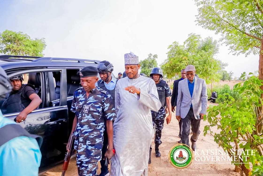 Gwamnan jihar Katsina da wasu jami'an tsaro Gwamnan jihar Katsina da wasu jami'an tsaro