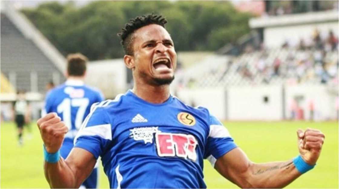 Pandemonium as brave foreign-based footballer confronts man in Nigerian military uniform for allegedly slapping him (video) Pandemonium as brave foreign-based footballer confronts man in Nigerian military uniform for allegedly slapping him (video)