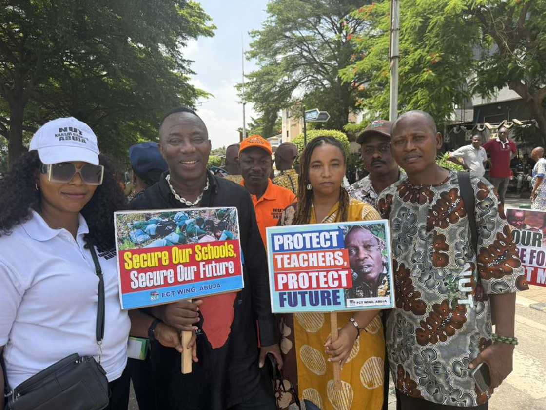 Omoyele Sowore a wajen zanga-zanga Omoyele Sowore a wajen zanga-zanga