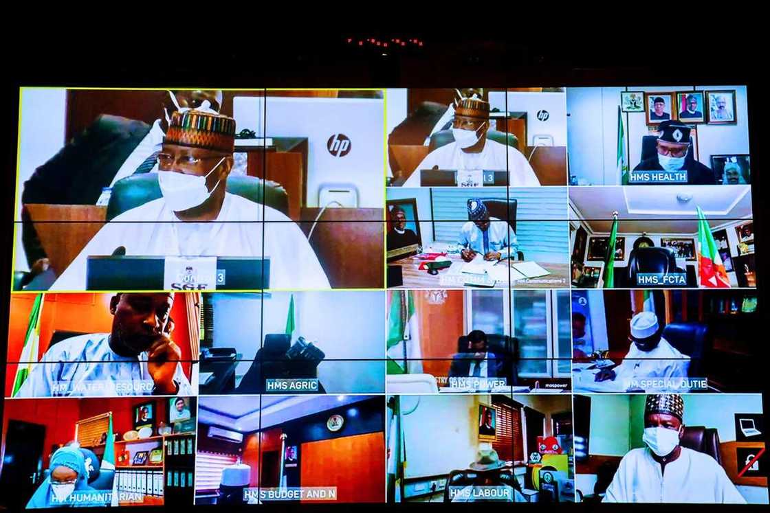 Buhari ya jagoranci zaman majalisar zartarwa a fadar Aso Rock
Hoto daga fadar shugaban kasa @Buharisallau1 Buhari ya jagoranci zaman majalisar zartarwa a fadar Aso Rock
Hoto daga fadar shugaban kasa @Buharisallau1