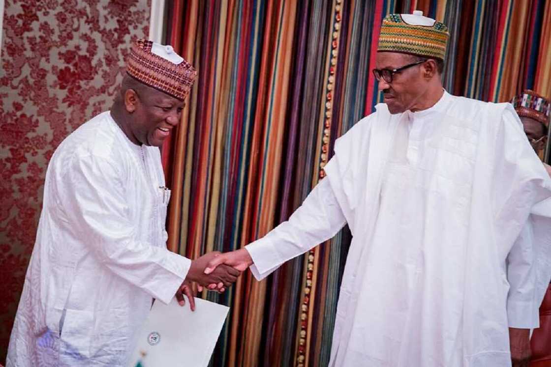 Kungiyoyi 28 su na so sabon Shugaban EFCC ya fara da binciken ‘satar’ tsohon Gwamnan APC Kungiyoyi 28 su na so sabon Shugaban EFCC ya fara da binciken ‘satar’ tsohon Gwamnan APC