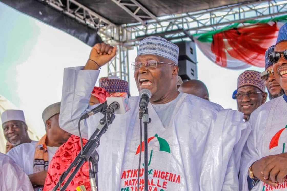 Atiku yayin girgiza magoya baya a jihar Zamfara Atiku yayin girgiza magoya baya a jihar Zamfara