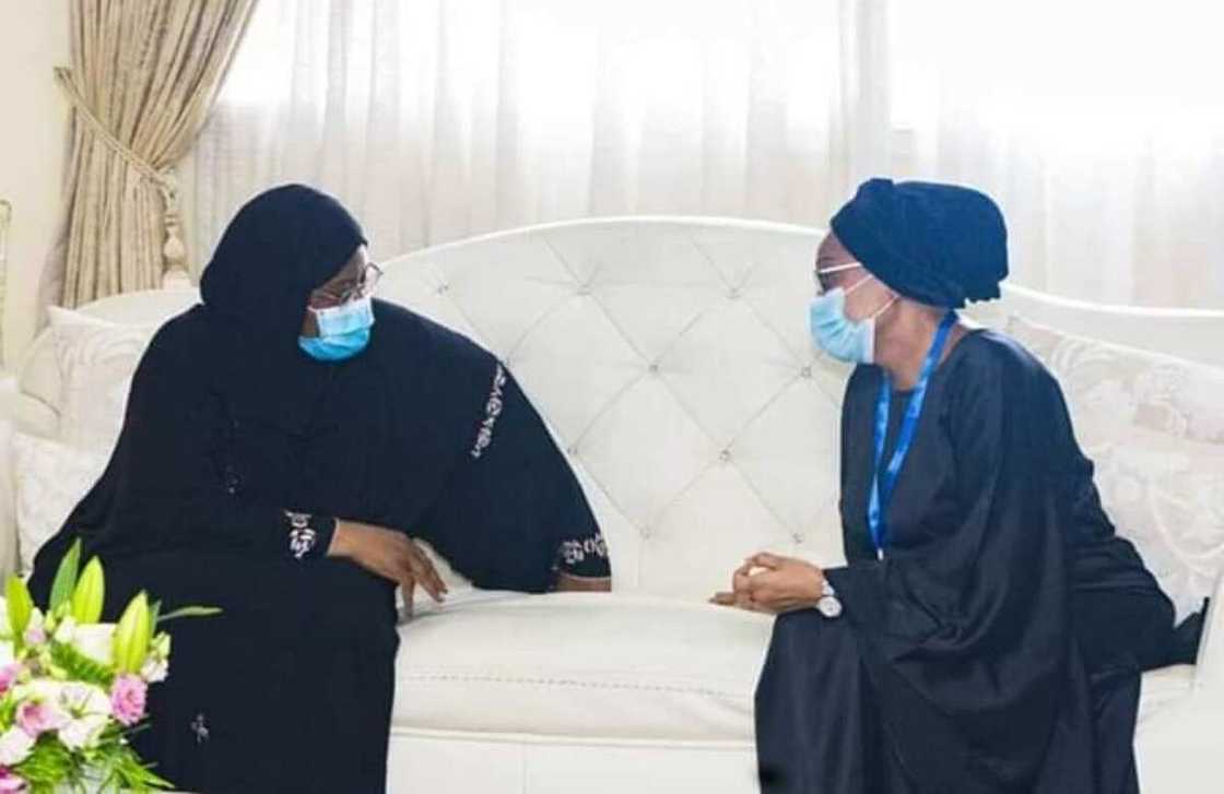 Hotunan ziyarar ta'aziyar da Aisha Buhari ta kai wa surukar Ganduje Hotunan ziyarar ta'aziyar da Aisha Buhari ta kai wa surukar Ganduje