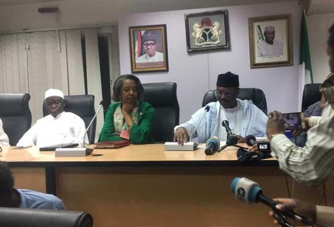 Shugaban hukumar INEC, Farfesa Mahmood Yakubu yayin bayar da sanarwar dage babban zabe Shugaban hukumar INEC, Farfesa Mahmood Yakubu yayin bayar da sanarwar dage babban zabe