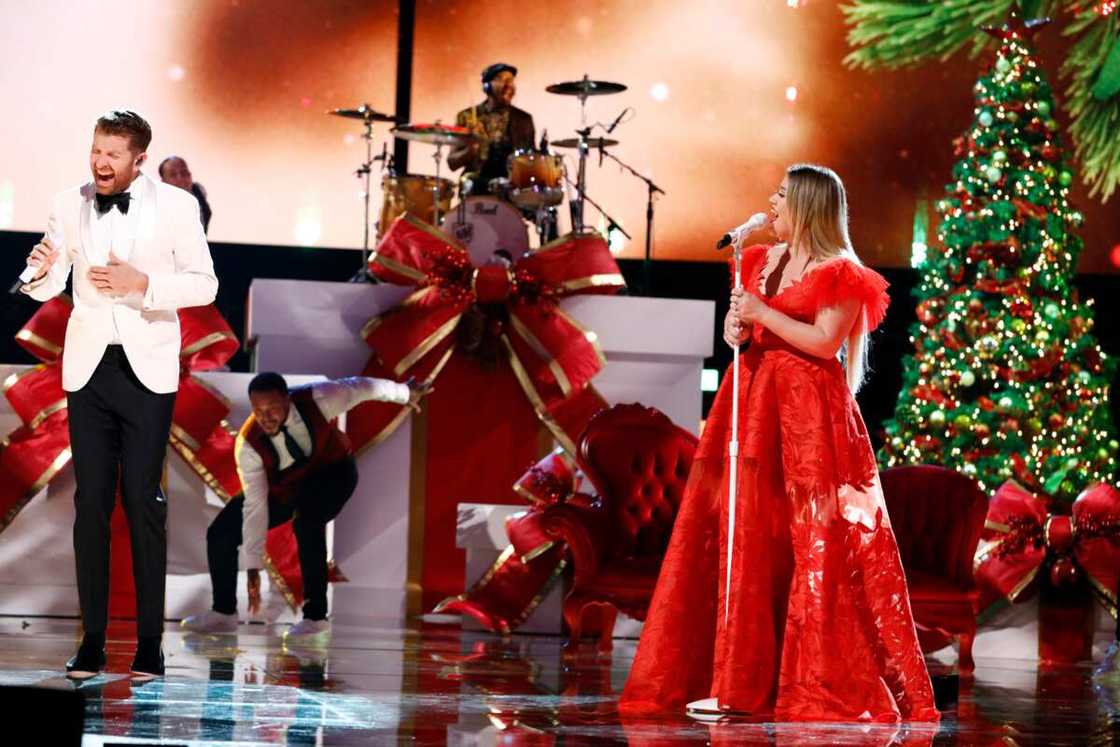 Brett Eldredge and Kelly Clarkson Brett Eldredge and Kelly Clarkson