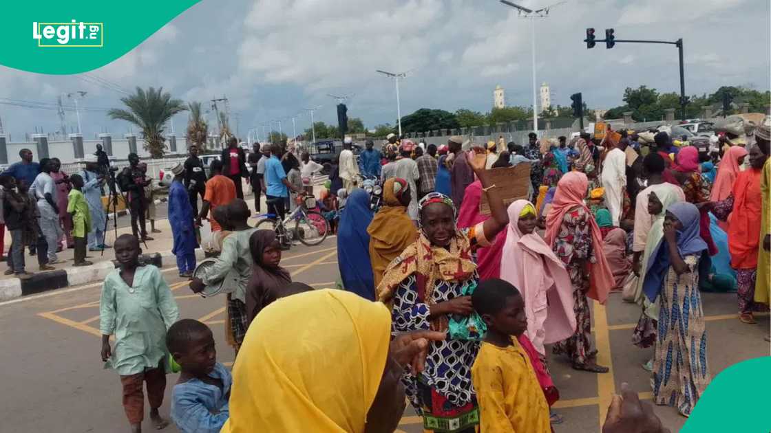 Mata da yawa sun gudanar da zanga zanga a Gusau kan matsalar tsaro Mata da yawa sun gudanar da zanga zanga a Gusau kan matsalar tsaro