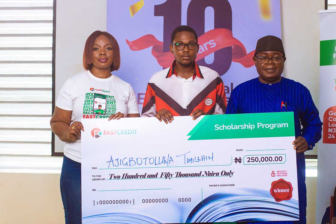 A student receiving scholarship from Fast Credit