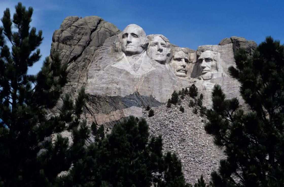 L'histoire du Mont Rushmore : 4 présidents sculptés dans le granit L'histoire du Mont Rushmore : 4 présidents sculptés dans le granit
