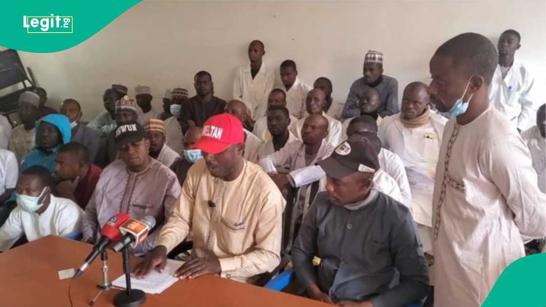 Ma'aikatan lafiya sun yi magana yayin da suke shirin shiga yajin aiki a Zamfara Ma'aikatan lafiya sun yi magana yayin da suke shirin shiga yajin aiki a Zamfara