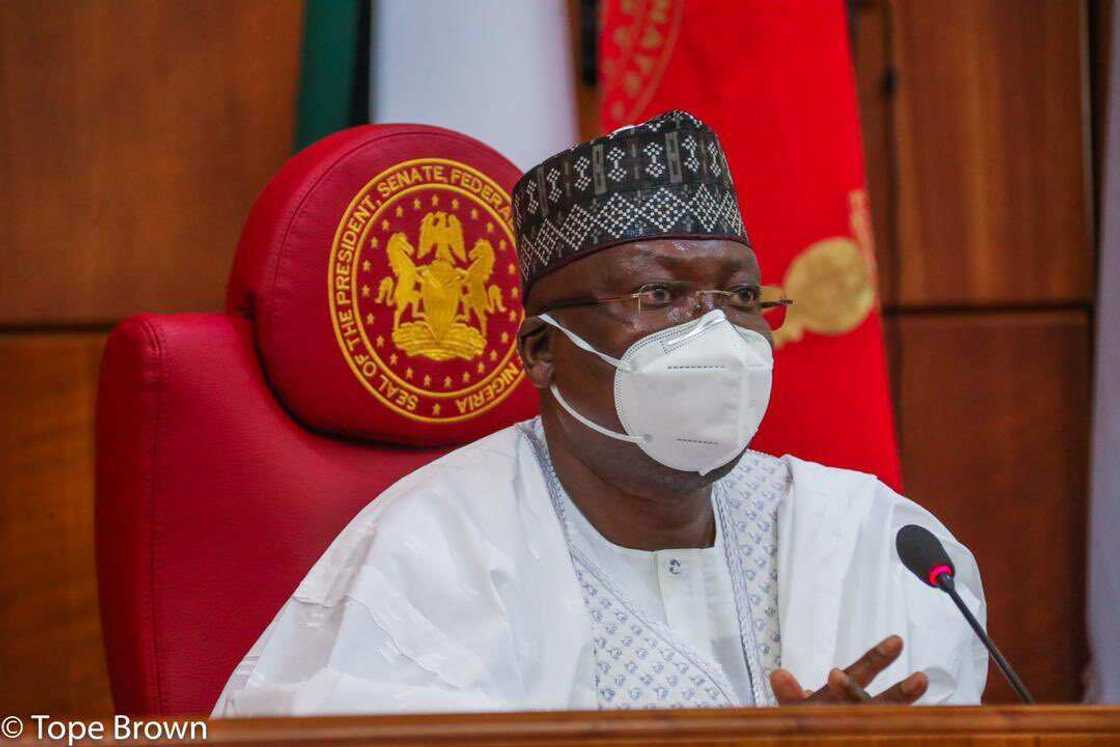 Da Ɗumi-Ɗumi: Ahmad Lawan ya rantsar da sabon Sanata a majalisar Dattijai Da Ɗumi-Ɗumi: Ahmad Lawan ya rantsar da sabon Sanata a majalisar Dattijai