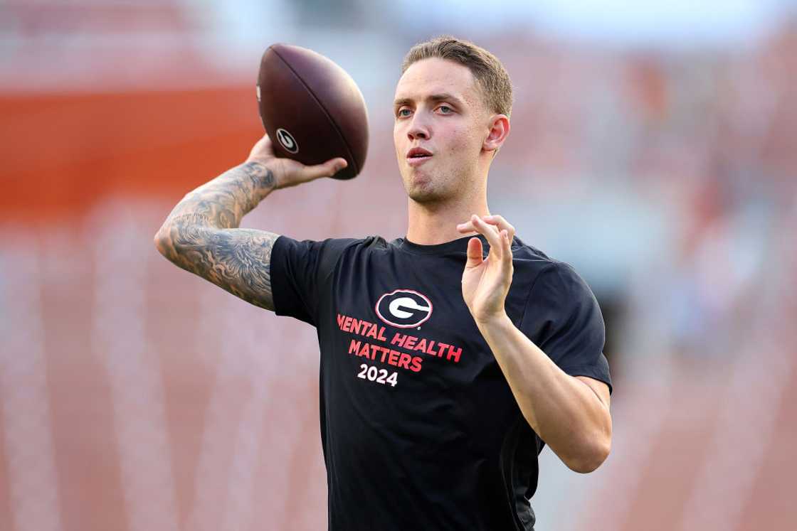 Carson Beck of the Georgia Bulldogs warms-up