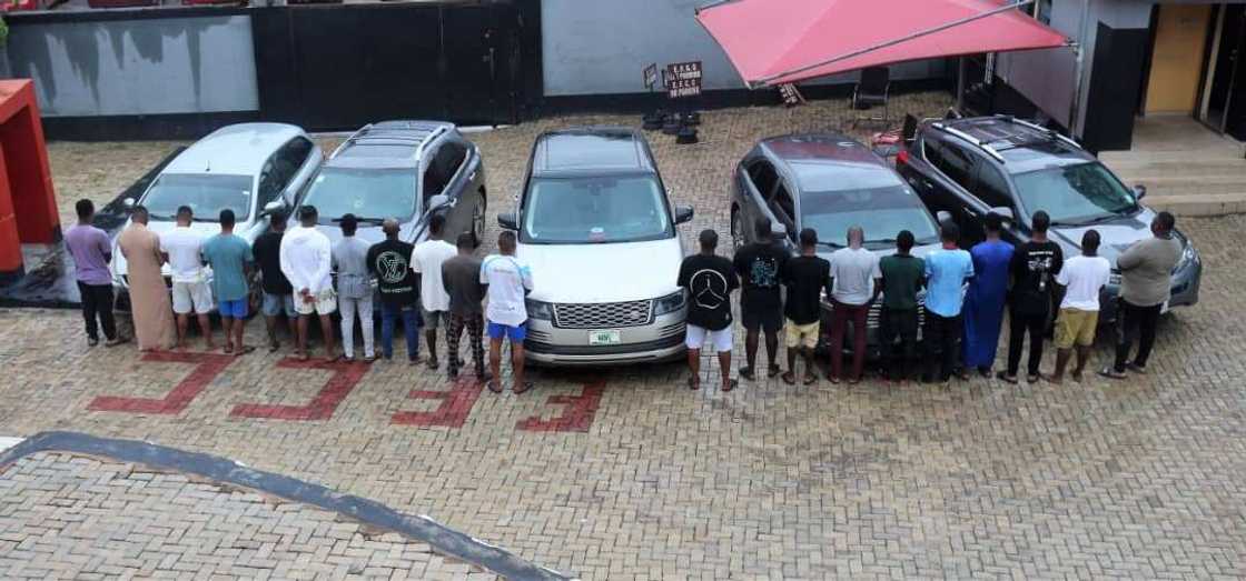 EFCC ta kame wasu 'yan damfara a gidan casu EFCC ta kame wasu 'yan damfara a gidan casu