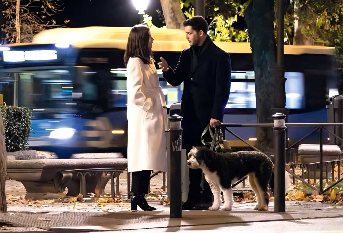 Ana de Armas speaks to Manuel Anido Cuesta