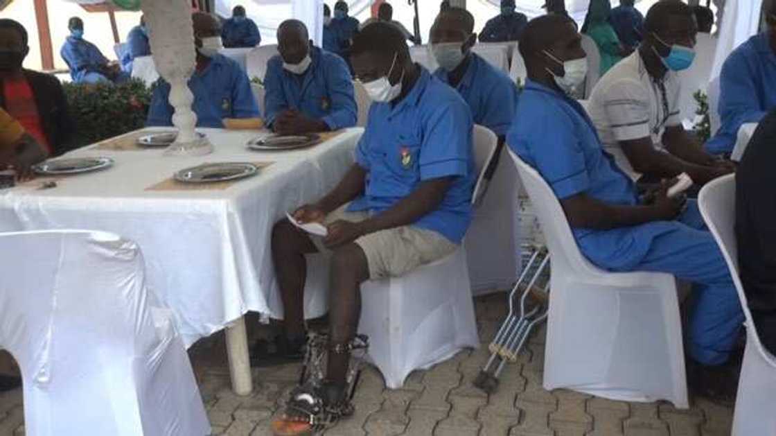 Boko Haram: Buratai ya zoyarci sojin Najeriya da ke jinya a Kaduna (Hotuna) Boko Haram: Buratai ya zoyarci sojin Najeriya da ke jinya a Kaduna (Hotuna)