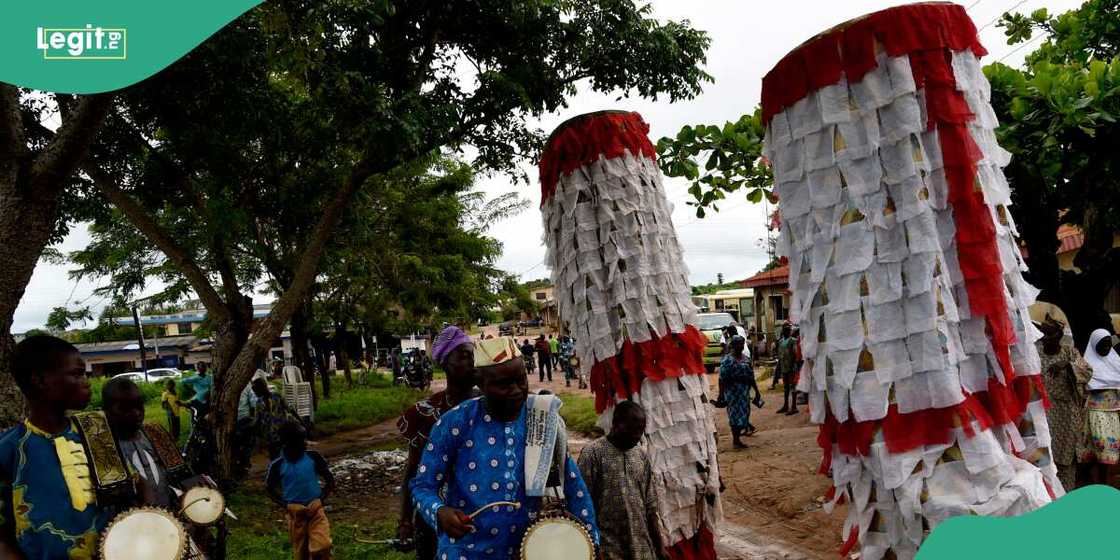 Lagos monarch unmasks Masquerade during physical combat Lagos monarch unmasks Masquerade during physical combat